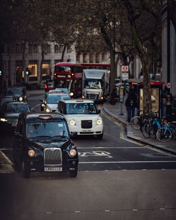 free-photo-of-cars-on-a-street-in-london