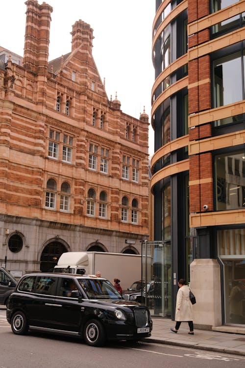 free-photo-of-classic-london-street-scene-with-black-cab