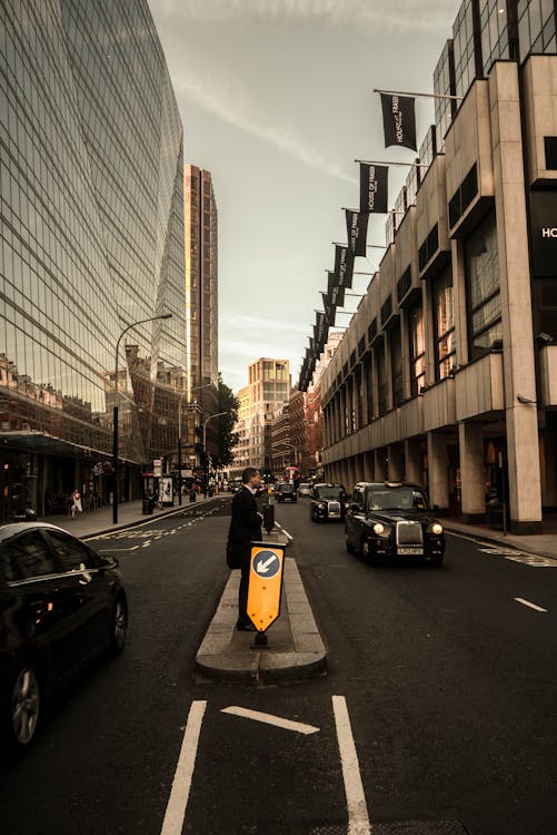 free-photo-of-man-standing-on-street-in-london